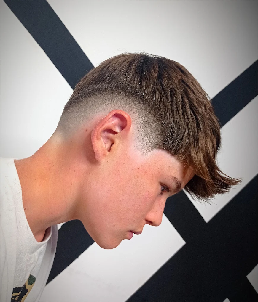 Corte con degradado bajo y flequillo texturizado